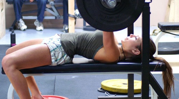 Exercises on the chest in the gym for girls with and without dumbbells, on the horizontal bar