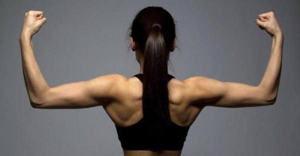 Exercises for the trapezius muscle of the back with dumbbells for women