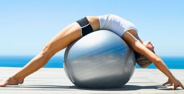 Exercises with a fitness ball for weight loss of the abdomen, sides, legs. Video for beginners