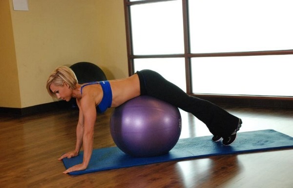 Exercises with a fitness ball for weight loss of the abdomen, sides, legs. Video for beginners