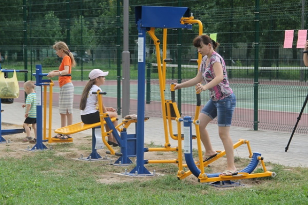 Outdoor sports exercise equipment on the grounds. How to do it correctly, elliptical, power, stepping