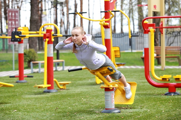 Outdoor sports exercise equipment on the grounds. How to do it correctly, elliptical, power, stepping