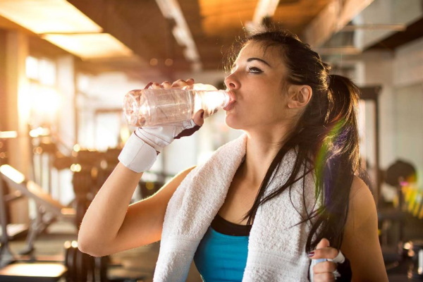 Übung für die Brustmuskulatur bei Mädchen: Pullover, mit Hanteln und anderen. Das Programm im Fitnessstudio, zu Hause