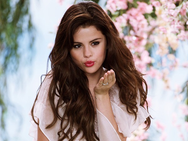 Selena Gomez. Foto, figura, biografia, operazioni, prima e dopo la chirurgia plastica