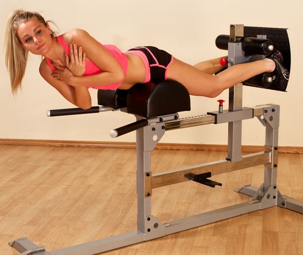 Macchine ginniche per glutei in palestra per ragazze. Nomi, come fare, video tutorial