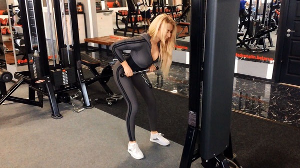 Row of the bar in an incline to the belt. Technique for girls with a reverse, wide, narrow grip, which muscles work