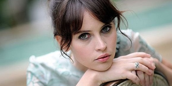 Felicity Jones. Foto hot, rubate in costume da bagno, biancheria intima, vita personale, biografia