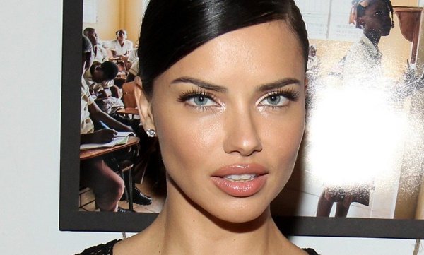 Adriana Lima. Foto hot in costume da bagno, Maxim, Playboy, prima e dopo la chirurgia plastica, in gioventù, parametri di figura