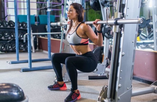 Smith squat for girls. Technique of execution on the buttocks, knees, one leg, quadriceps, frontal with a narrow, wide stance