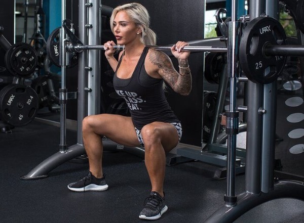 Smith squat for girls. Technique of execution on the buttocks, knees, one leg, quadriceps, frontal with a narrow, wide stance