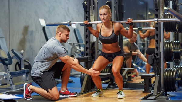 Smith squat for girls. Technique of execution on the buttocks, knees, one leg, quadriceps, frontal with a narrow, wide stance