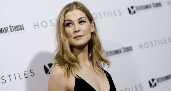 Rosamund Pike. Foto hot in costume da bagno, Maxim, figura, plastica, biografia, vita personale