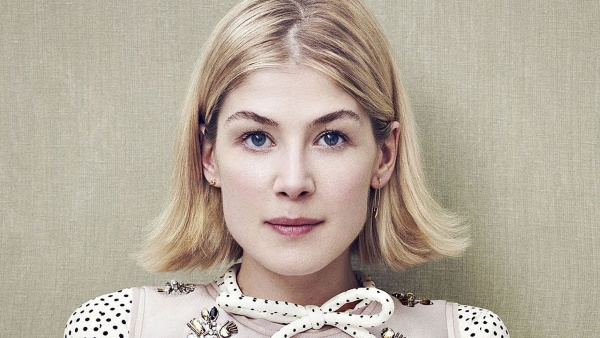 Rosamund Pike. Foto hot in costume da bagno, Maxim, figura, plastica, biografia, vita personale