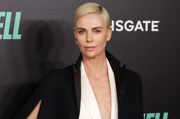 Charlize Theron. Foto nella sua giovinezza, senza trucco, in costume da bagno, prima e dopo la chirurgia plastica, biografia, vita personale