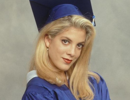 Tori Spelling. Foto in gioventù, adesso, prima e dopo la chirurgia plastica, senza trucco, in costume da bagno