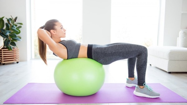 Esercizi sui muscoli obliqui dell'addome per le donne a casa, in palestra