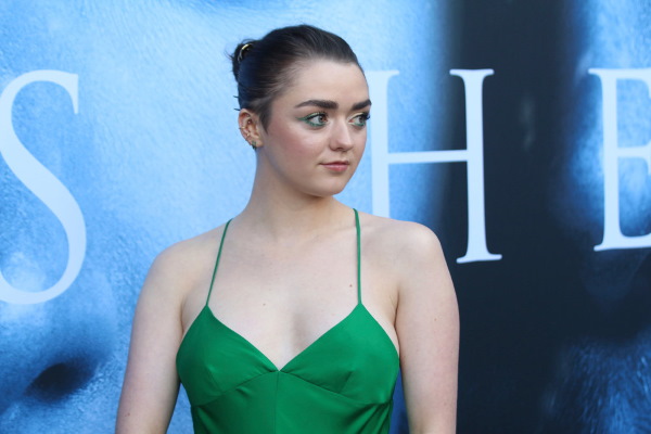 Maisie Williams. Foto rubate, hot in costume da bagno, biancheria intima, parametri della figura, biografia