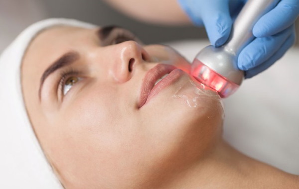 Come rimuovere un doppio mento. Cosmetologia senza chirurgia: iniezioni, fili, riempitivi, esercizi, revitonica, lifting rf, lipolitici, Darsonval, teips e altro