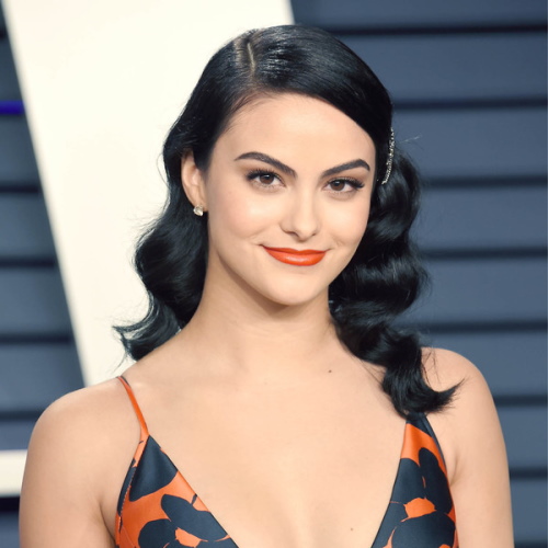 Camilla Mendes. Foto hot in costume da bagno, prima e dopo chirurgia plastica, perdita di peso