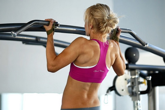 Trucchi della barra orizzontale per ragazze principianti: stretching, esercizi, pull-up