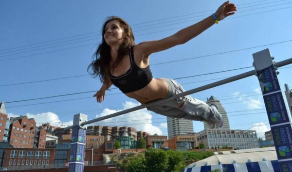 Trucchi della barra orizzontale per ragazze principianti: stretching, esercizi, pull-up